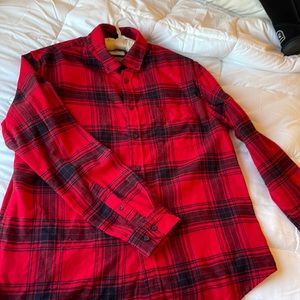 Size Large button down men’s fleece shirt, worn twice, black and red